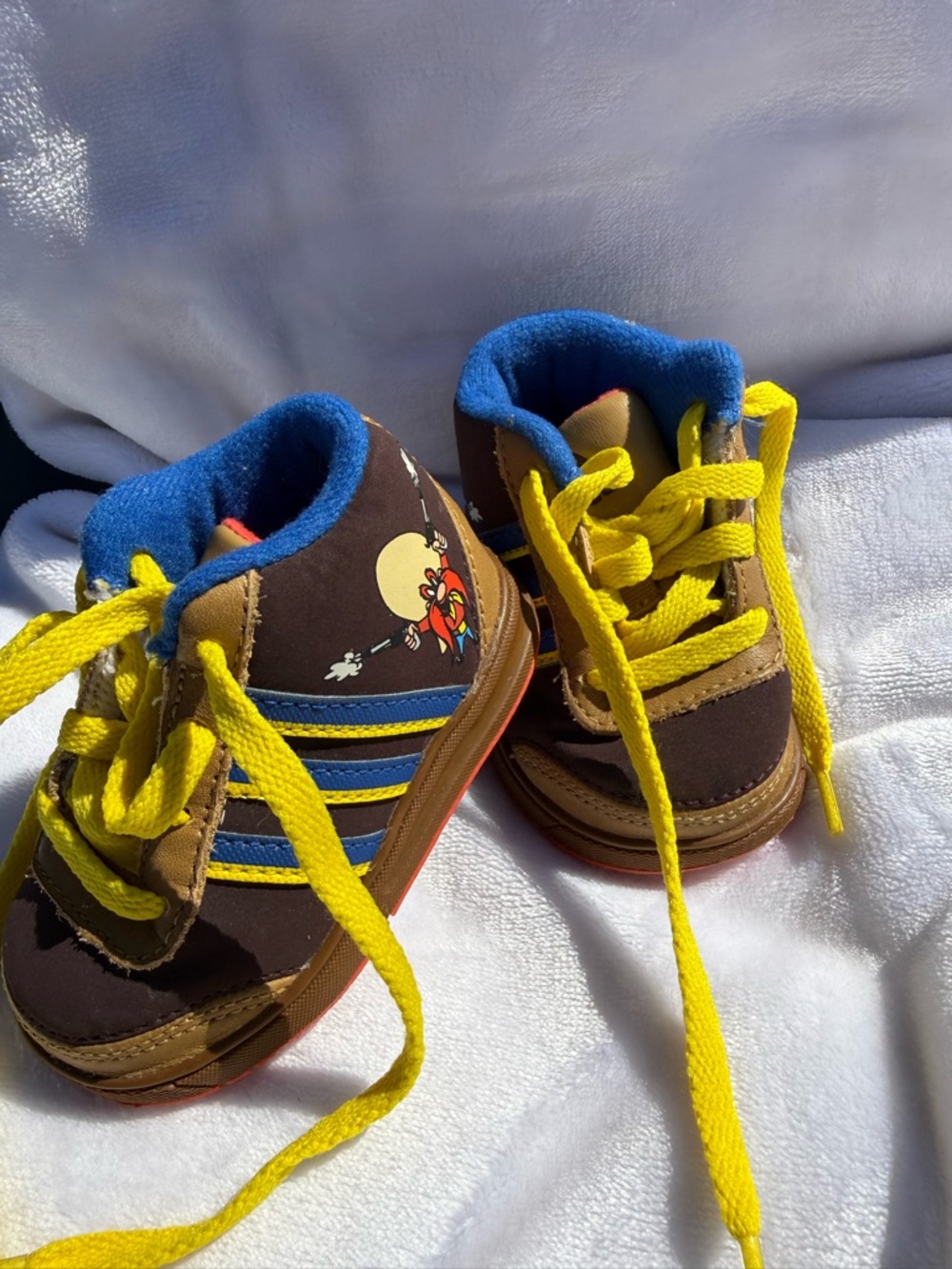 Kids Brown and Blue High-Top Sneakers with Yellow Laces Adidas Sam looneytoons